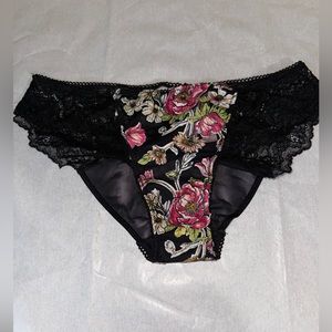 NWT Victoria’s Secret Black Lace with Floral Embroidery Size M
